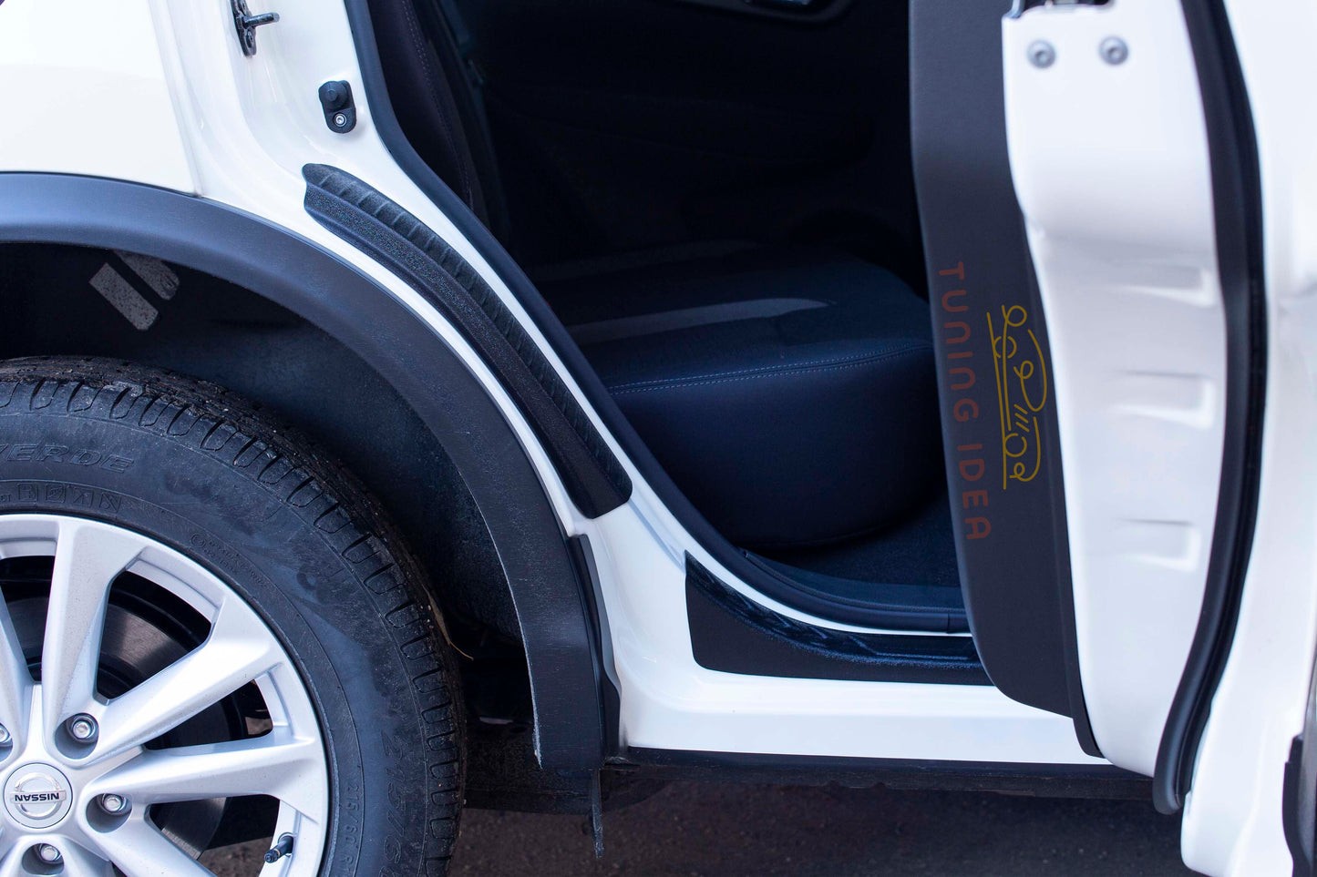 Trims on the inner parts of the rear arches of Nissan Qashqai 2014-2021